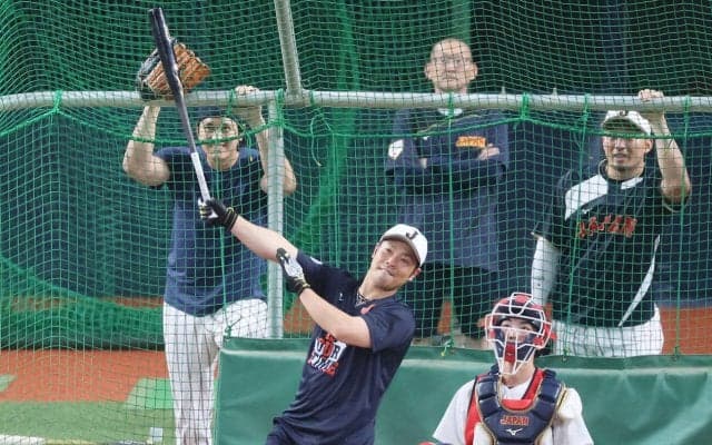 【WBC】近藤健介、大谷翔平使用バットでスイング「あんな飛距離はバットのおかげと思ってた」