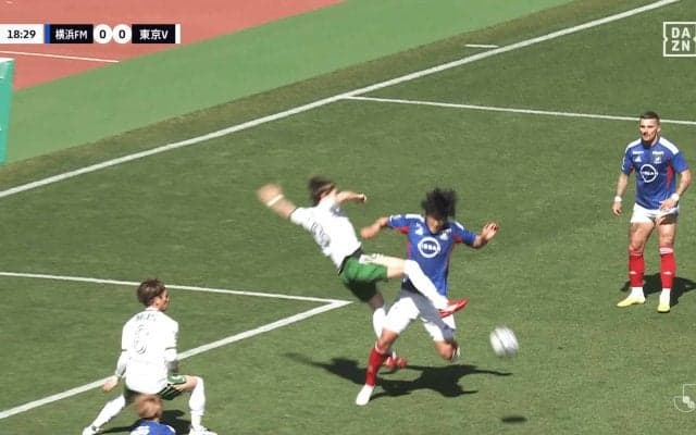 「顔に入ってるよ！」Jリーグの“PKなし判定”が物議…「ボールにチャレンジしてない」「VARないの？」後方から遅れて衝突の瞬間