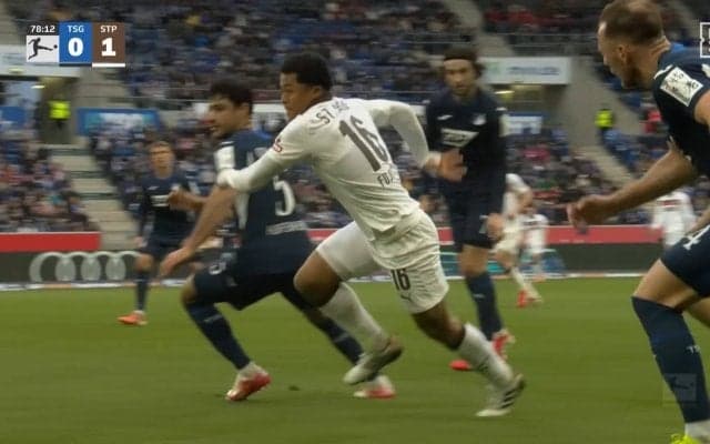 スタジアム騒然「4人くらい抜いた？」日本代表MFの“神業突破”にファン衝撃「こんな運べたんや」「完全に相手の虚をついたドリブル」