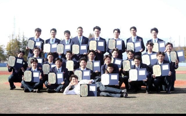 【高校野球】仙台育英・須江監督「いってらっしゃい」卒業式後に恒例１打席勝負で送り出す