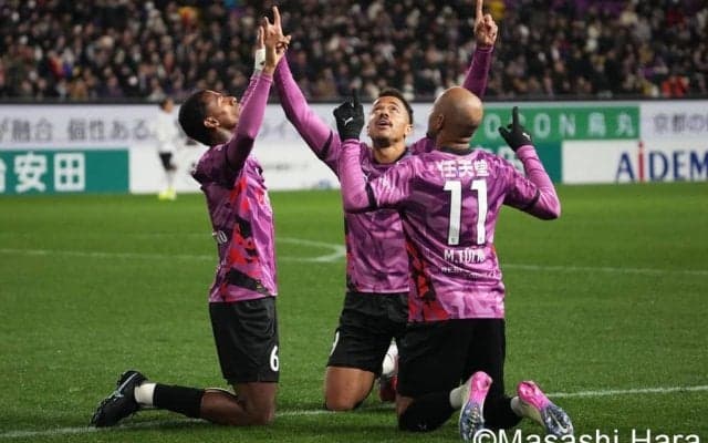 ｢教えてマルコ！結局どうなってんのこれ｣京都の“魔法使い”ブラジル人アタッカーの後ろ向きの超絶トラップが理解不能！｢マルコ半端ないって｣｢変態トラップや｣