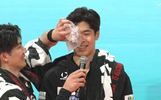 強烈スパイクが顔面直撃「ちょっと目が腫れてますけど…」男子バレー日本代表が“痛々しい姿”でファンの前に登場 後輩にいじられる珍光景も