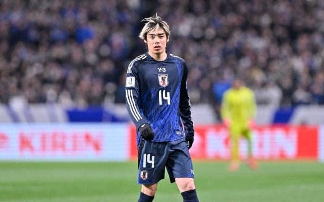 ｢これカッコよ過ぎた｣伊東純也に大ブーイング!? 闘志あふれるタックルがファウル＆イエロー判定で感情露わ！｢なんでイエロー？｣