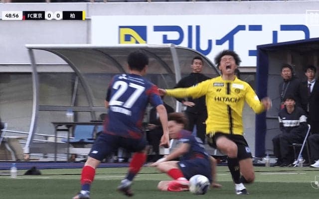 「さすがにレッド案件では？」元日本代表MFの“足裏タックル”にSNS騒然…「選手が壊れてしまう」2枚目警告はVAR対象外→Jリーグのルール改正はいつ？