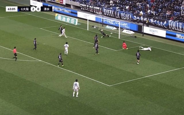 元日本代表DFが「もうGKなんよ」仰天の“神クリア”にSNS騒然！「月間ベストセーブ級やw」三浦弦太がG大阪を救った瞬間