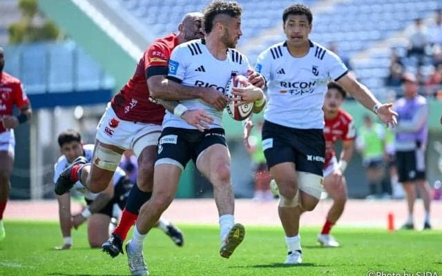 フォワード奮闘。ブラックラムズ、王者を押し込み3連勝。4連敗のブレイブルーパスは反則禍に苦悩