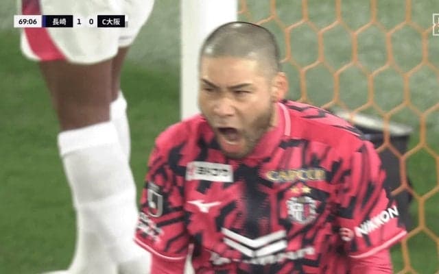 衝撃！元日本代表GKが「怪物すぎる」至近距離弾を“超反応セーブ”「残念そこは中村航輔」「半端ないって」長崎MFも苦笑い