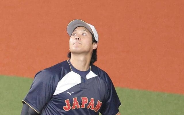 【WBC】大谷翔平グラウンド入りにスタンドから大歓声！「２番DH」でスタメン