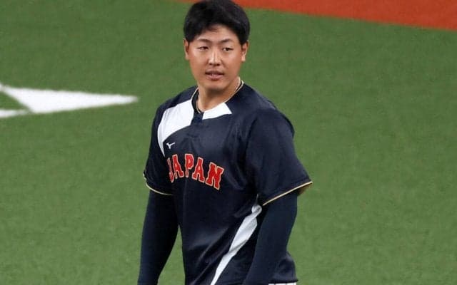【WBC】岡本和真が鈴木誠也に“イジられ”？ながらグラウンドに登場　高橋由伸氏にもあいさつ