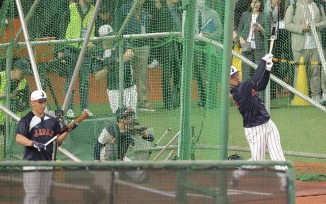 【WBC】岡本和真、村上宗隆、吉田正尚が試合前打撃練習で柵越え連発　吉田の元同僚も熱視線