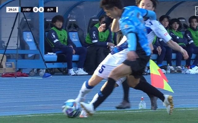 どっちのボール？タッチライン際の競り合いで“微妙”ジャッジ→副審に猛抗議でイエローカード「さすがにかわいそう」