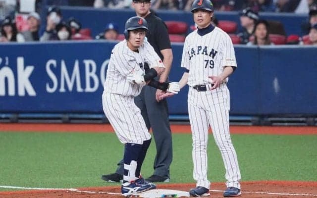 侍ジャパンに新ポーズ？　ペッパーミルから3年…牧原が“すりすり”、誠也もベンチで反応