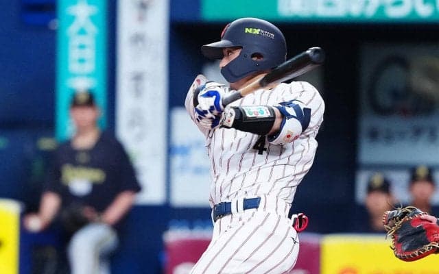 【WBC】途中出場の若月がホーム＆よく知る右腕から反撃の一打　お茶を飲む新パフォ？も披露