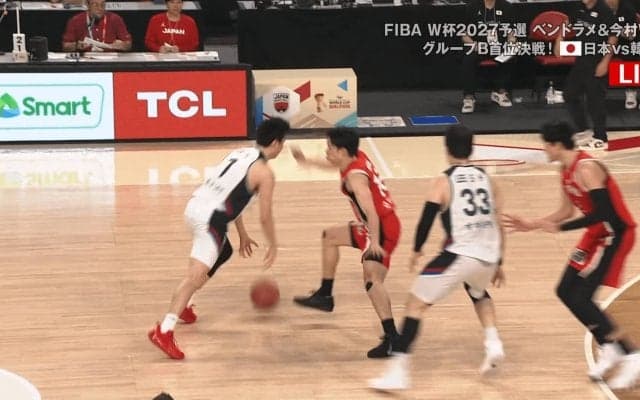 「マジか！？」日韓戦の“際どいジャッジ”に騒然！「グッドディフェンスやん！」馬場雄大と韓国エースのバチバチ同僚対決に「めっちゃ胸熱」【バスケW杯予選】
