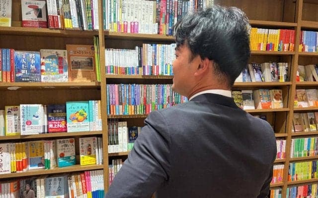 【西武】キャンプ終えて宮崎空港で搭乗待つ選手それぞれのじぶん時間　是沢涼輔の場合は…