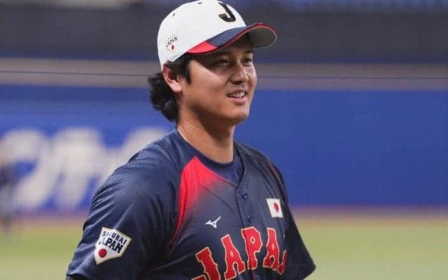 大谷翔平に困惑「デカすぎ」　侍移動中にファン発見…屈強な男たちよりも“際立つ体格”