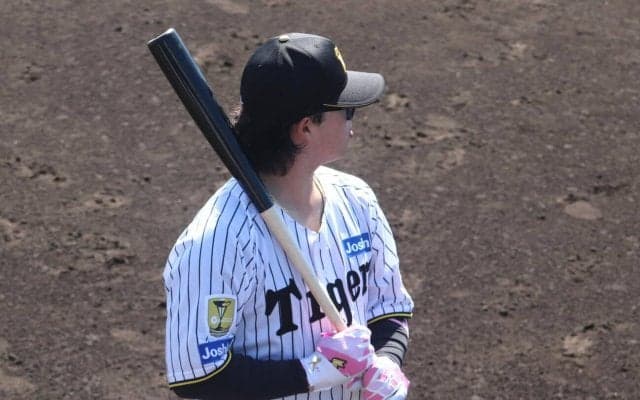 【阪神】浜田太貴はなぜイニング間にたった１人で素振りしたのか「ずっとベンチで座りたくない」