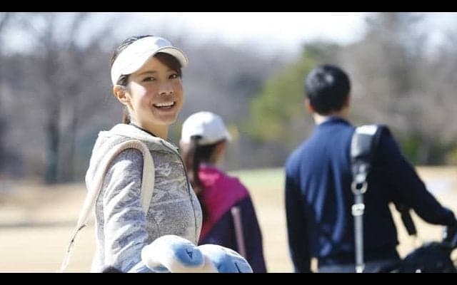 帽子や雨合羽は必須？中止やキャンセル？雨の日ゴルフ完全マニュアル