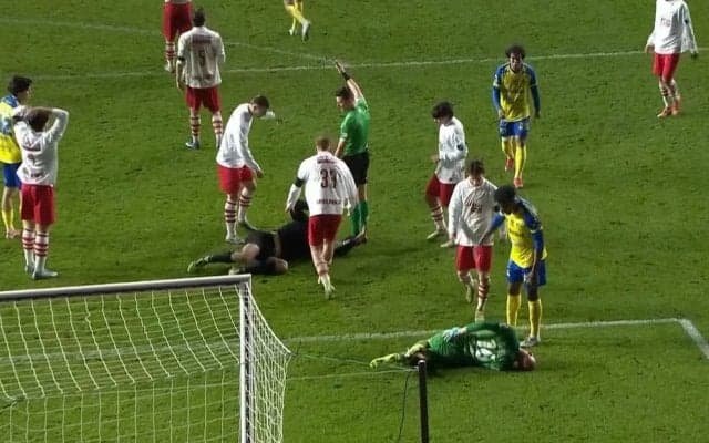 一体何が起きた？日本代表GK2人が空中戦で激突…「小久保大暴れすぎ」