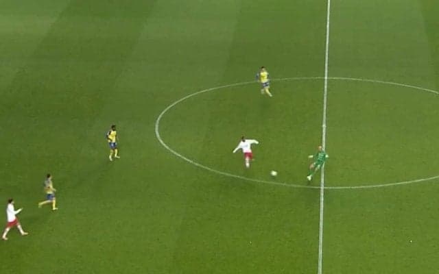 「今のは危なかったぞ」日本代表GK、ハーフラインまでの大胆飛び出しで大ピンチ→巨体を投げ出す豪快スライディング「あそこまで出てくるとは」