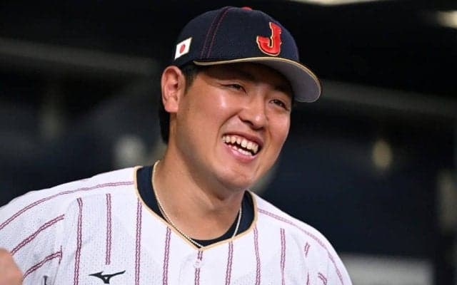 侍決起集会で発見…意外な交流「どんな関係？」　岡本和真の“肩組み”に「仲良いのか」