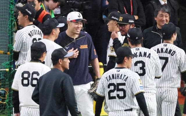 【WBC】久しぶり～侍ジャパン坂本誠志郎＆佐藤輝明＆森下翔太が阪神ナインに笑顔であいさつ