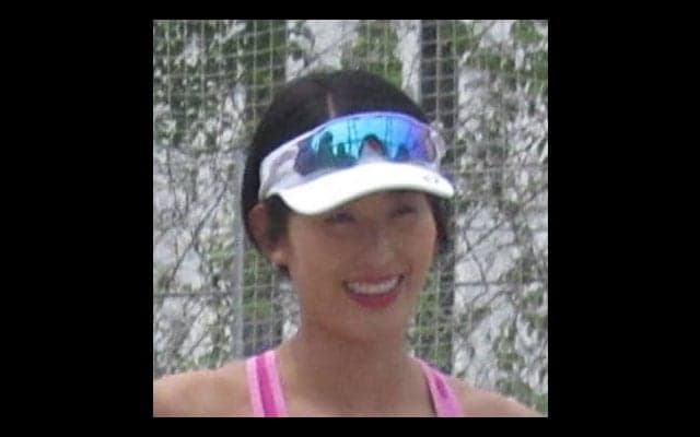 【ビーチバレー】パリ五輪代表長谷川暁子がマタニティーフォト　おなかをいとおしそうにみつめる