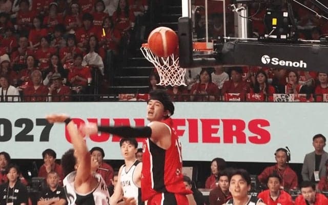 漫画を超えた！？渡邊雄太が“美しき時間差ブロック”→韓国新星を完璧に止めた瞬間「さすが元NBA」「1人で2人を守った」【バスケ日韓戦】