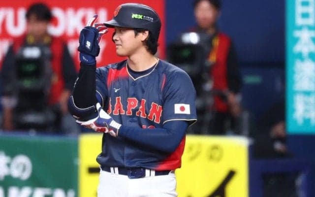 井端監督と並んで…大谷翔平に“困惑”「ナチュラル遠近法みたい」　捉えられた瞬間に騒然