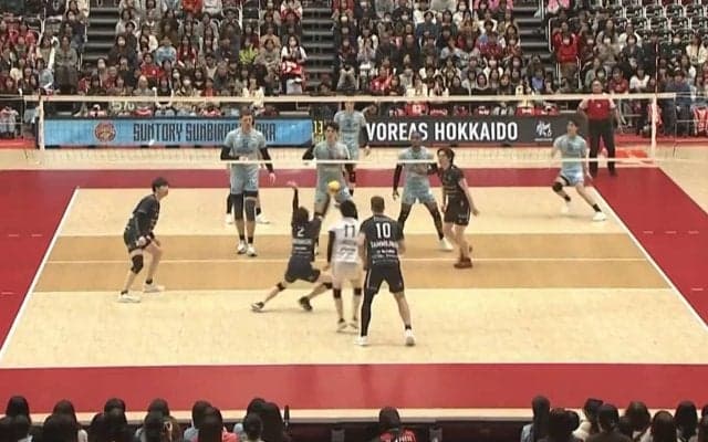 男子バレーで魔球サーブ 揺れて「落ちない？」相手選手が床をバシバシ叩いて悔しがる