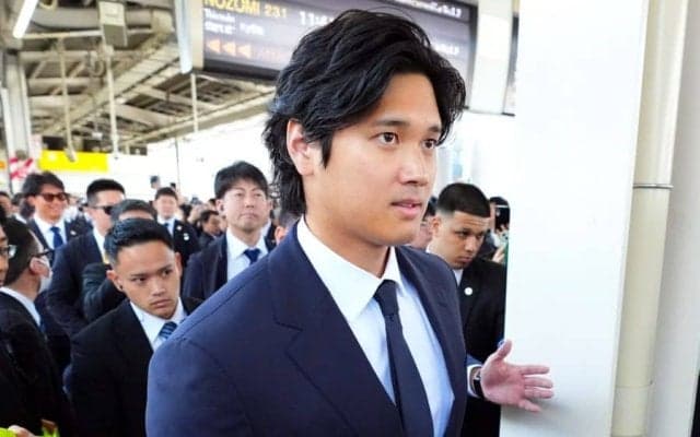 新大阪で「VIP」な大谷翔平　複数のSPが“トライアングル”…黒スーツで放つ存在感