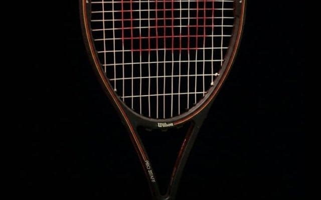 名器を「嗜む」という選択。最新よりも物語を持つ一本を──クラシックな道具が教えてくれるテニスの楽しみ方