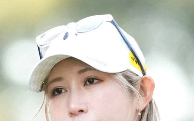 「脚が綺麗」金田久美子、紺色ミニスカ姿＆カラフルキャディバッグ披露　亡き父へメッセージも