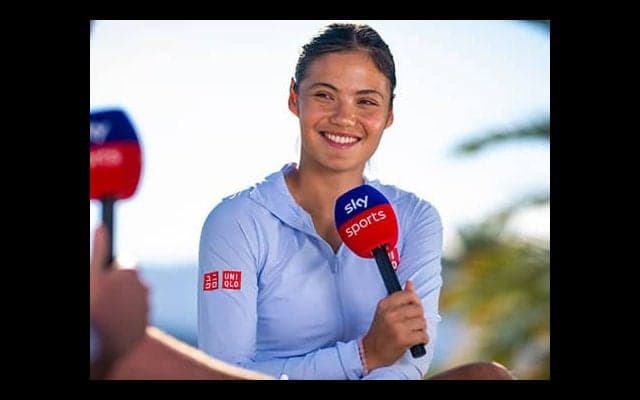  ラドゥカヌ、ユニクロウエアで初練習 