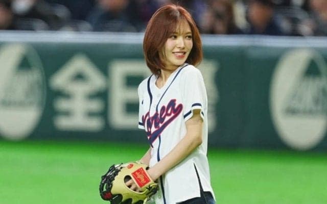 東京ドームに降臨した“747万人”美女　背中チラりのゆるふわ投球…世界的アイドルに熱狂