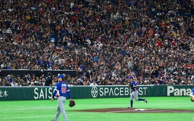 WBCスタンドで発見…話題の美女が「可愛すぎる」　脚だし＆腰フリフリに熱狂「え、いる！」