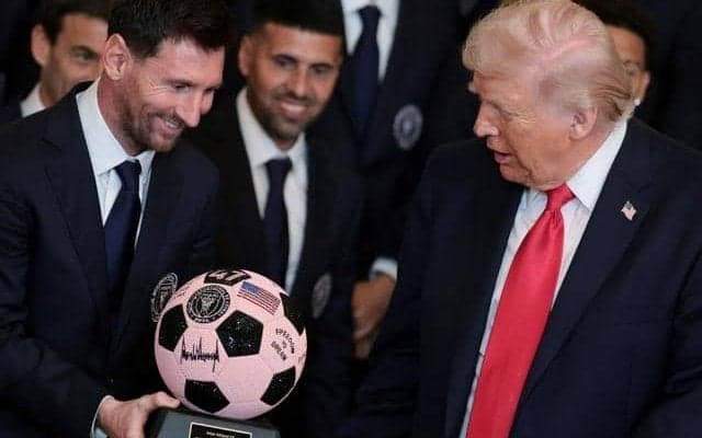 メッシ選手、ホワイトハウスを訪問　トランプ大統領に記念ボール贈る