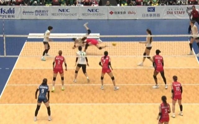 女子バレー、狩野舞子も驚いた本職リベロの超絶サーブ ピンチサーブで華麗な一打