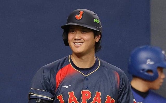 【WBC】大谷翔平がさわやか球場入り　黒のBOSSジャケット×ネイビーパンツ姿で登場