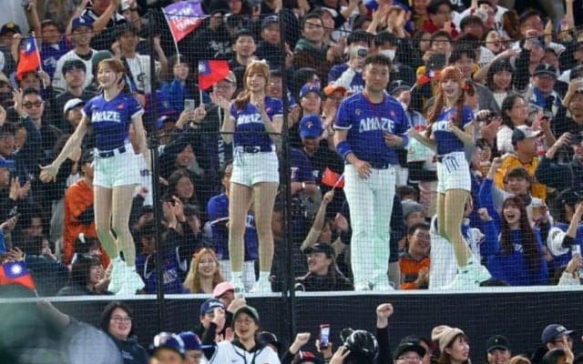 「え、いるんだ」WBCスタンドに現れた人気美女　脚だし＆腰フリフリ「マジで一番可愛い」