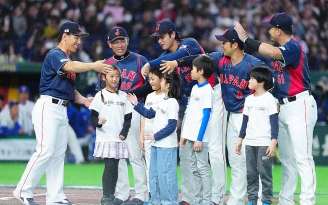 【WBC】大谷翔平、選手紹介でも“二刀流”　子ども２人と入場「エスコートキッズかわええ」