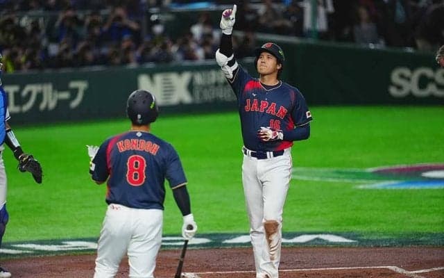 大谷翔平が突き上げた右拳…“夢の共演”が「最高かよ」　満塁弾後のパフォーマンスが「神」