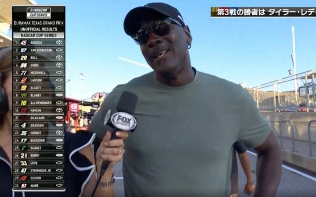 マイケル・ジョーダンが「新たな歴史を作っちゃった」 レースで史上初快挙！「3-PEAT!!!」「3本指、窓から出してた」歓喜の瞬間が話題