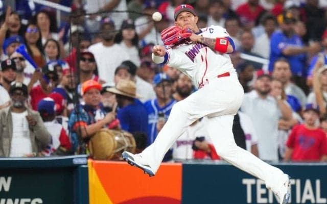 【WBC2026】マチャドが逆シングルから“エグすぎる”大遠投の美技連発　ドミニカ共和国、昨季45本塁打カミネロの決勝2ランで初陣勝利