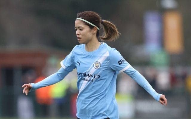 驚愕！“長谷川唯リフティング”挑戦にマンC同僚大苦戦「スカイウォークを使ってる？」「いかに高難易度か分かる」世界的エースも苦笑い