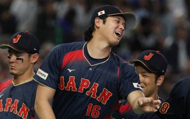大谷翔平が「悪っるい顔」　由伸＆誠也と並ぶも…米放送局が捉えた瞬間「笑わせないで」