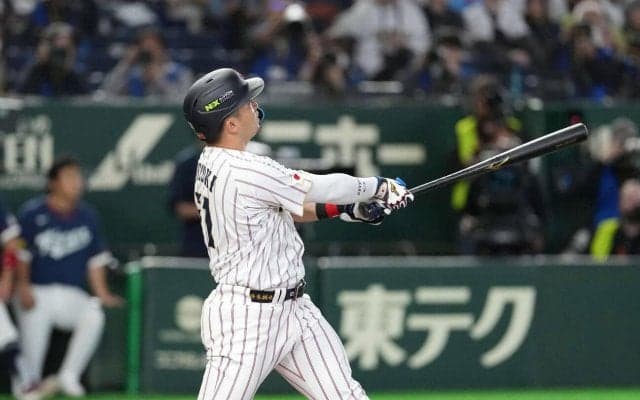 【WBC】鈴木誠也の２打席連発のソロで勝ち越し　大谷翔平はベンチで松田コーチと熱男ポーズ