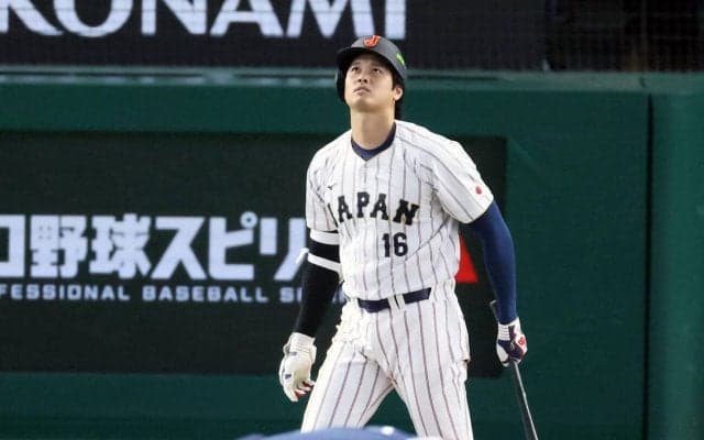 【WBC】場内大熱狂の同点アーチも大谷翔平は冷静　ベンチをなだめて「落ち着け」とポーズ