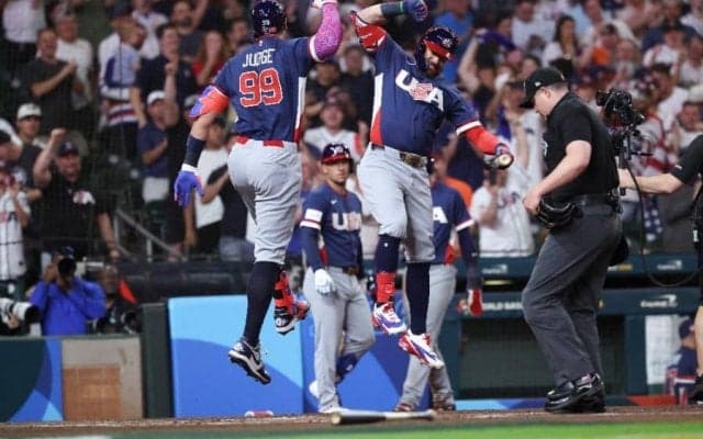 米国戦に現れた短パン美女軍団「なぜいるんだ」　真上で“主役W”食い「無視できない」