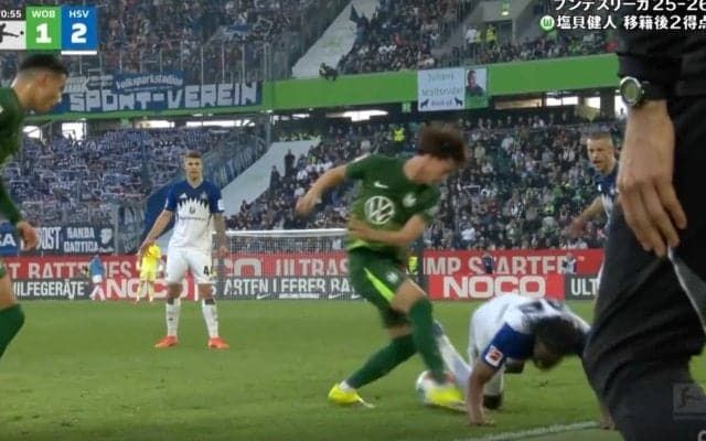 「蹴った？」 塩貝健人、イラついて“あわや一触即発”「気持ち強いな」ボール奪い合い→相手を倒して見下ろすシーン